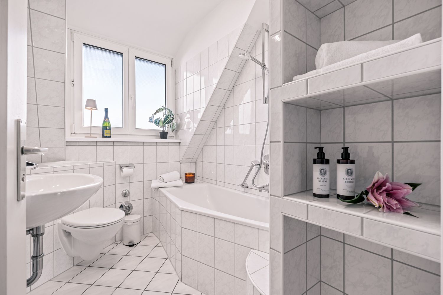Bad im Dachgeschoss mit Wanne und Fenster in der Dachschräge