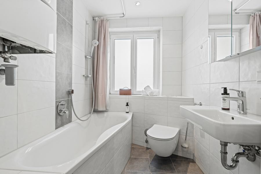 Neues Bad mit Badewanne, Dusche und Fenster