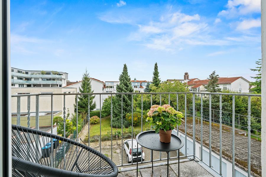 Balkon mit Geländer, Blick auf Gärten und Nachbarhäuser