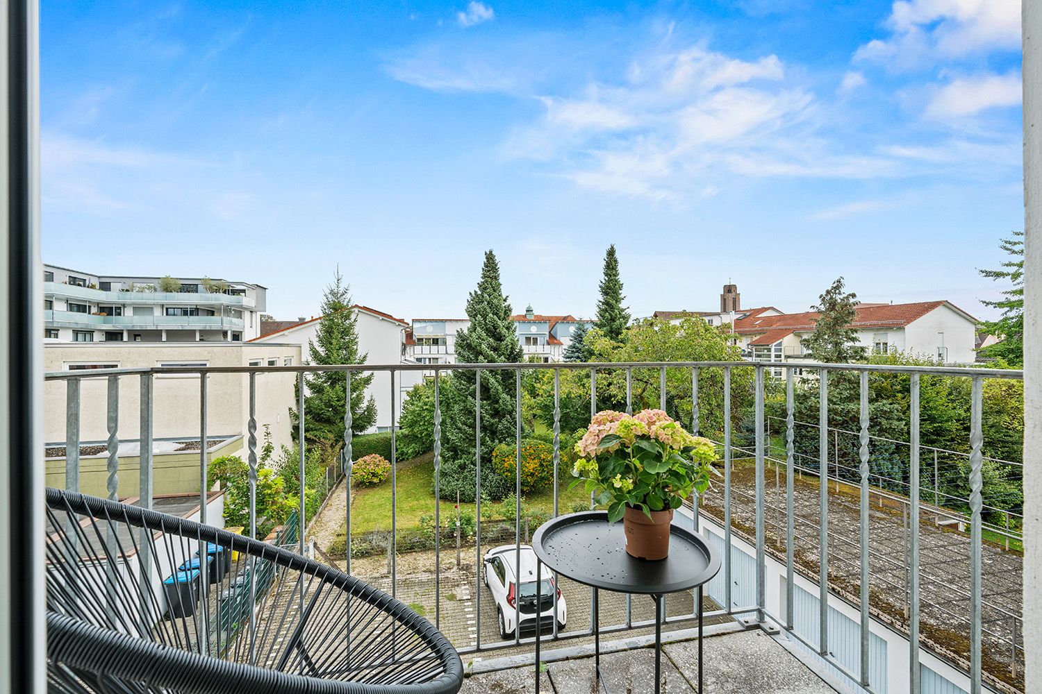 Balkon mit Geländer, Blick auf Gärten und Nachbarhäuser