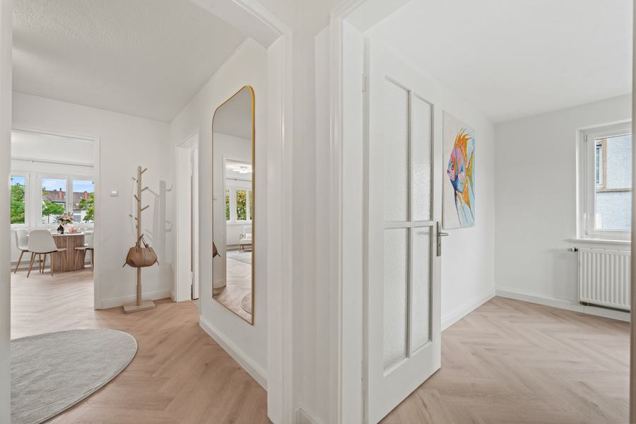 Flur mit Einbauschrank und Blick ins Wohnzimmer