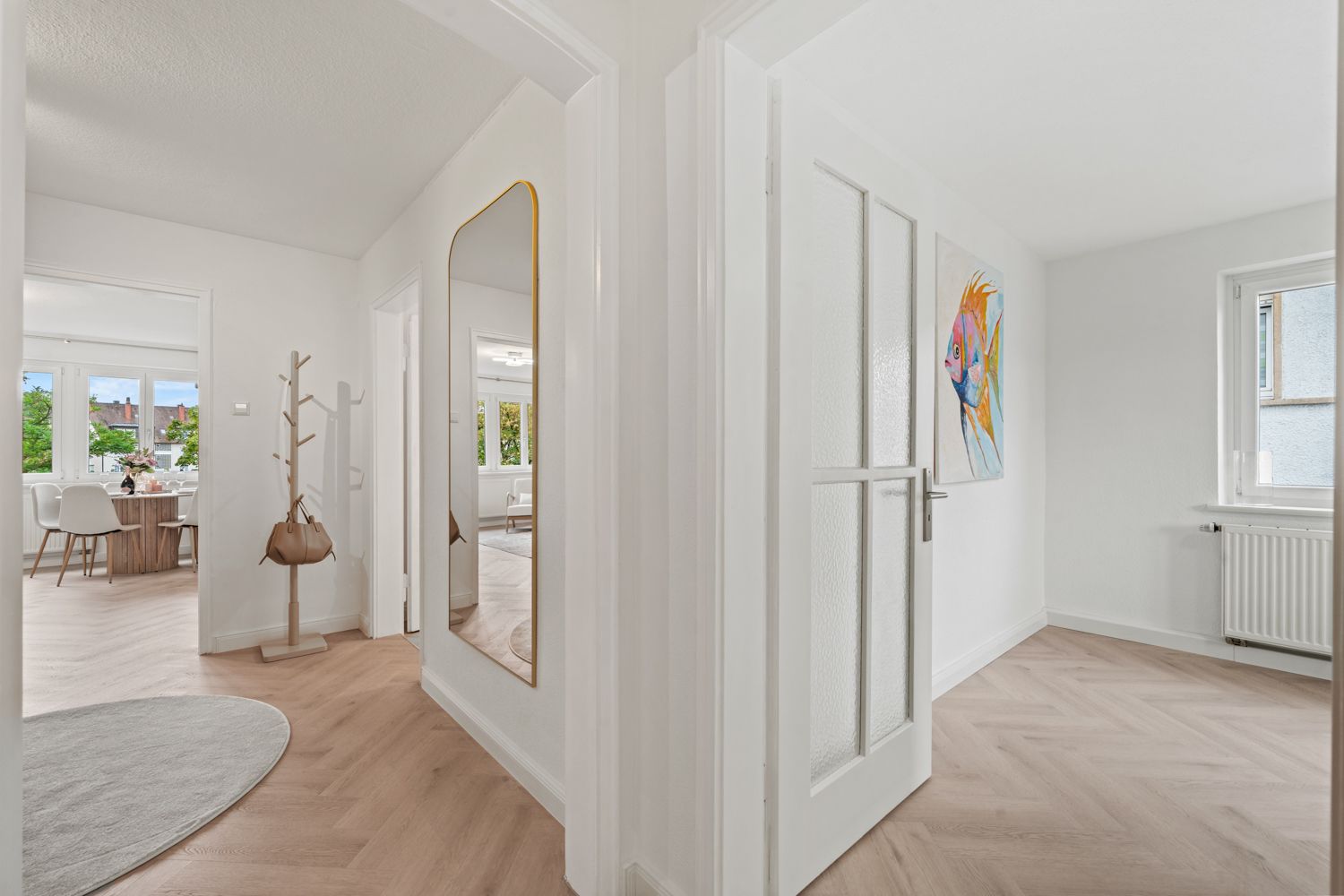 Flur mit weißem Einbauschrank und Blick ins Wohnzimmer