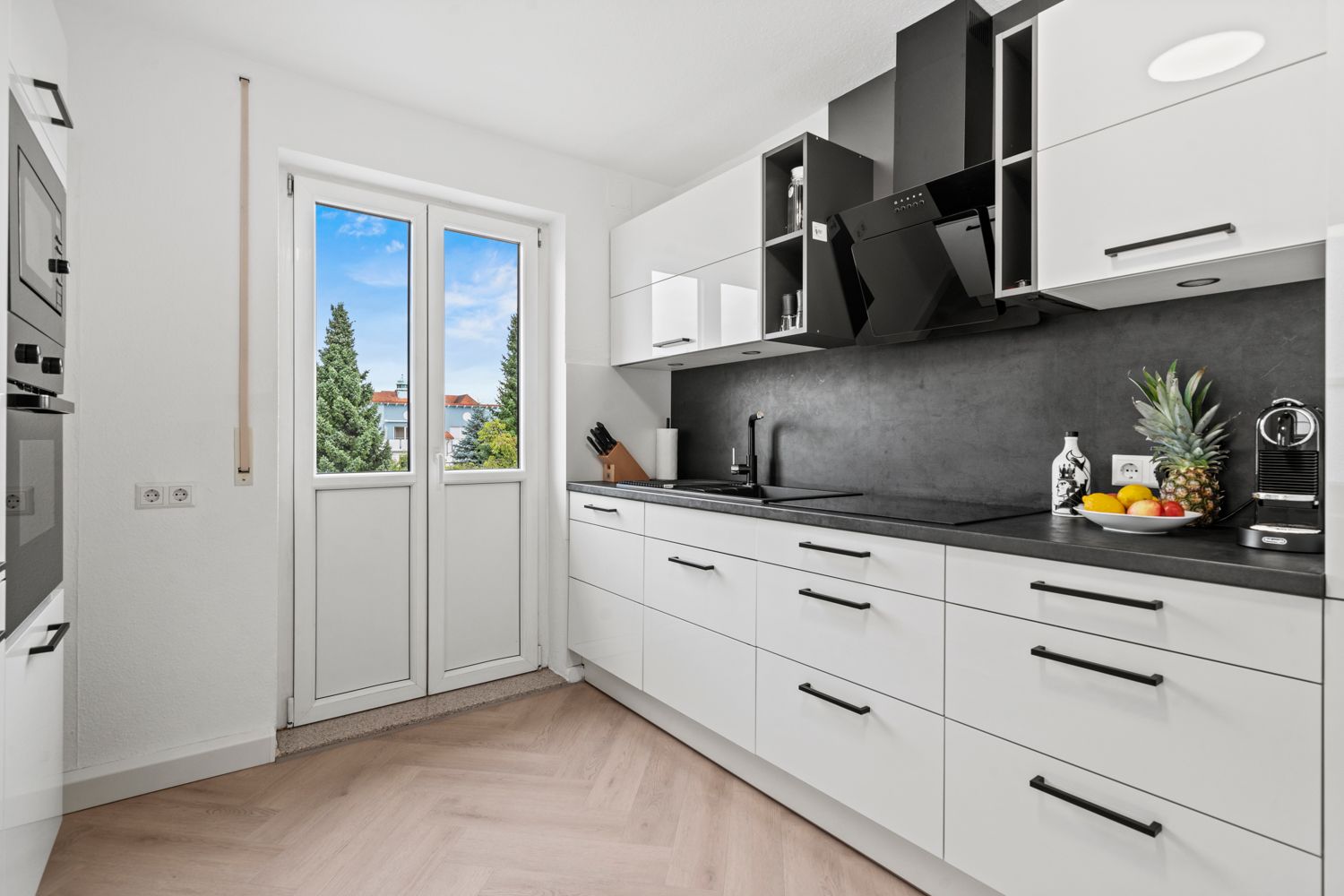 Neue Küche in der Riedleparkstraße 36 mit Ausgang auf den Balkon